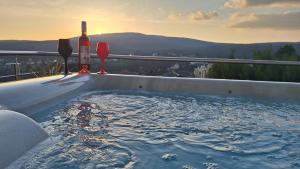 Kolam renang di atau di dekat Hillside Cottage