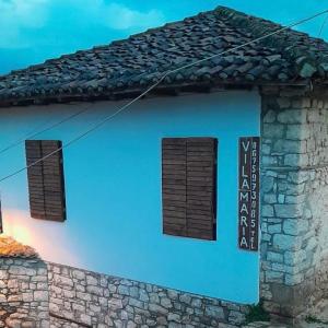 een gebouw met drie ramen aan de zijkant bij Villa Maria - Berat Castle in Berat