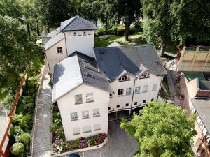 una vista sul soffitto di una casa bianca con torretta di Hotel Villa Monte Vino a Potsdam