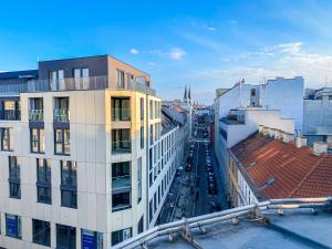 El barrio en el que está el hotel o un barrio cercano