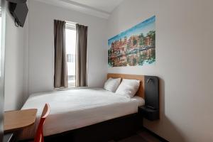 เตียงในห้องที่ easyHotel Amsterdam Arena Boulevard