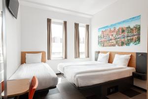 เตียงในห้องที่ easyHotel Amsterdam Arena Boulevard