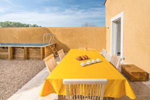 Un balcón o terraza en LA PROVENCE Piscine privée, Pétanque et Barbecue