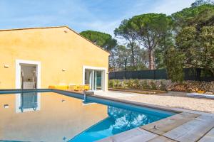 La pileta dentro o cerca de LA PROVENCE Piscine privée, Pétanque et Barbecue