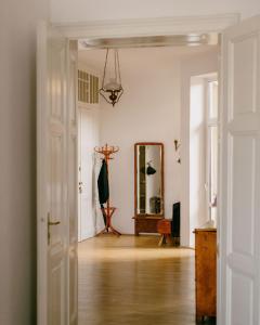 Cette chambre blanche dispose d'un miroir et d'un couloir. dans l'établissement 4ry pokoje, à Cieszyn