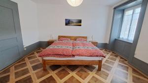 Una cama o camas en una habitación de Appartement de vacances Les Jardins