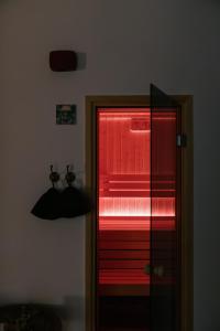 une porte avec des lumières rouges dans une pièce dans l'établissement 4ry pokoje, à Cieszyn