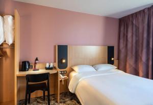 Ліжко або ліжка в номері B&B HOTEL Calais Terminal Cité Europe 3 étoiles