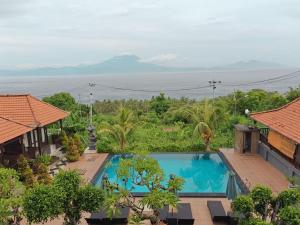 vista aerea di un resort con piscina di Nusa Sedayu Hotel By Ocean View a Nusa Penida