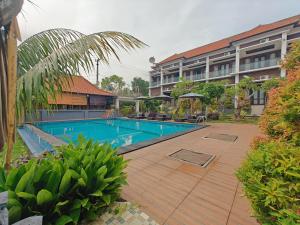 una piscina di fronte a un edificio di Nusa Sedayu Hotel By Ocean View a Nusa Penida