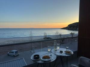 einen Tisch mit Essen und Blick auf den Strand in der Unterkunft Anxhelos Hotel in Himarë