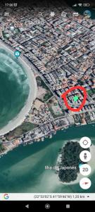 eine Karte eines Strandes mit einer grünen Insel in der Unterkunft ** SUITE PRIVATIVA PRAIA DO FORTE CABO FRIO ** in Cabo Frio