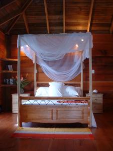 Tempat tidur dalam kamar di Castara Retreats