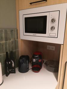 a microwave on top of a kitchen counter at Apartamento céntrico Sitges, cerca de todo andando in Sitges