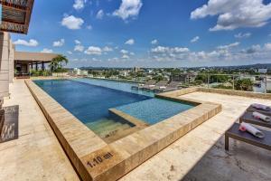 Kolam renang di atau dekat dengan GHL Hotel Monteria