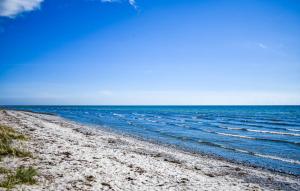 einen Strand mit Meer an einem sonnigen Tag in der Unterkunft Cosy cottage by the south coast in Trelleborg