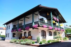 ein Gebäude mit Blumen auf der Seite in der Unterkunft Landhaus Cornelia in Bad Birnbach