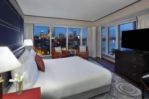 En TV eller et underholdningssystem på The Liberty, a Luxury Collection Hotel, Boston