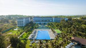 - une vue aérienne sur un complexe avec une piscine dans l'établissement Muine Bay Resort, à Mui Ne