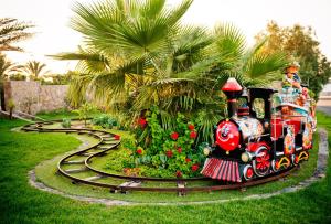 un train sur une piste dans un jardin dans l'établissement Vuni Palace Hotel & Casino & SPA, à Kyrenia