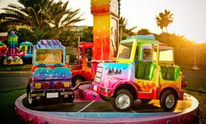 un groupe de camions colorés sur un écran dans l'établissement Vuni Palace Hotel & Casino & SPA, à Kyrenia