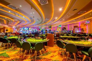 - un casino avec tables de poker et chaises dans une chambre dans l'établissement Vuni Palace Hotel & Casino & SPA, à Kyrenia