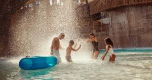 Eine Gruppe von Leuten, die in einem Brunnen spielen in der Unterkunft Jumeirah Beach Hotel Dubai in Dubai