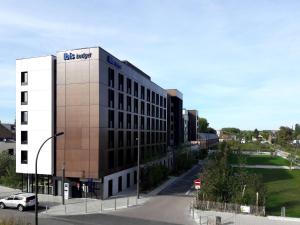 un edificio con un cartel en el costado en ibis budget Amiens Centre Gare, en Amiens