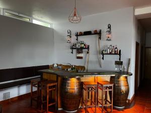 um bar feito de barris de vinho numa sala em Casa Os Manos em Santana