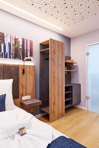 Tempat tidur dalam kamar di XZLLENZ Traum Studio-Apartment, Frei-Parken, U-Bahn, Küche