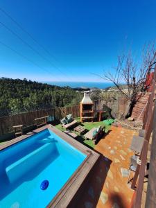 una piscina en la azotea de una casa en Finca Esther, en Las Palmas de Gran Canaria