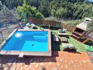 una piscina en la azotea de una casa en Finca Esther, en Las Palmas de Gran Canaria