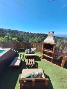 un patio trasero con cenador y piscina en Finca Esther, en Las Palmas de Gran Canaria