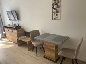 佐洛卡罗斯D&D Wellness Apartmanok - Dávid Wellness Apartman的一间带桌椅和橱柜的用餐室