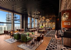 - un restaurant avec des tables, des chaises et de grandes fenêtres dans l'établissement The St. Regis Mumbai, à Mumbai