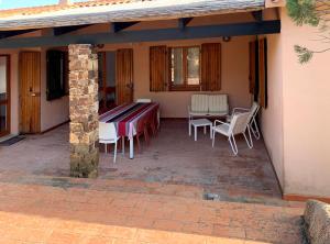 Un balcón o terraza en Kirù Lovely Home - Villa Su Cuile, Cala Ginepro