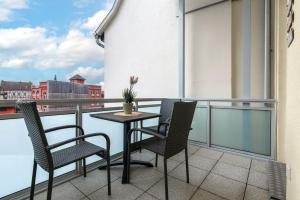 balkon ze stołem i krzesłami oraz widokiem w obiekcie Apartment - Zentral - Modern - Balkon - Küche w mieście Mühlhausen