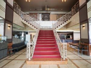 una scala in un edificio con tappeto rosso di Neyagawa Trend Hotel a Neyagawa