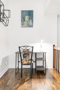 une table à manger avec une chaise et une photo sur le mur dans l'établissement Luxueux condo au cœur de Québec!, à Québec