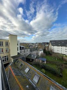 - une vue sur la ville depuis le toit d'un bâtiment dans l'établissement Studio cozy Saint-Malo, à Saint-Malo