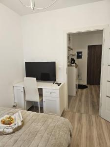 Uma TV ou centro de entretenimento em 2 Bed Apartment in Zyrardow