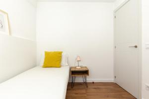 Una cama o camas en una habitación de Picasso Suites Cornellá