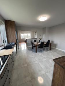 a kitchen and dining room with a table and chairs at Apartament nr 1 Chorzelów in Mielec