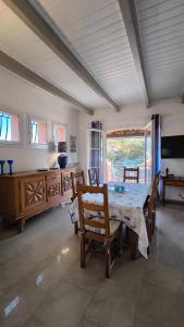 una sala da pranzo con tavolo e sedie di BASTIDE d'Azur 160m2 - Double Terrasse vue Cap Canaille a Cassis