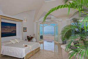 um quarto com uma cama e vista para o oceano em Villa Santa Chiara Positano Suites em Positano