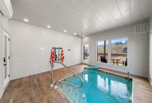 NEW Cabin - Heated Indoor Pool, Jacuzzi, Gameroom