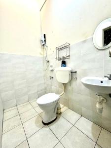 a bathroom with a toilet and a sink at ROSHUS HOMESTAY MELAKA in Ayer Keroh