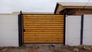 uma porta de garagem de madeira em frente a uma casa em Cabañas La Herradura em Coquimbo