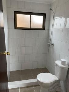 uma casa de banho com um WC e uma janela em Cabañas La Herradura em Coquimbo