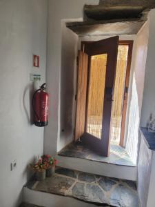 una puerta en una habitación con una boca de incendios en Estúdio Tia Anica, en Reguengos de Monsaraz